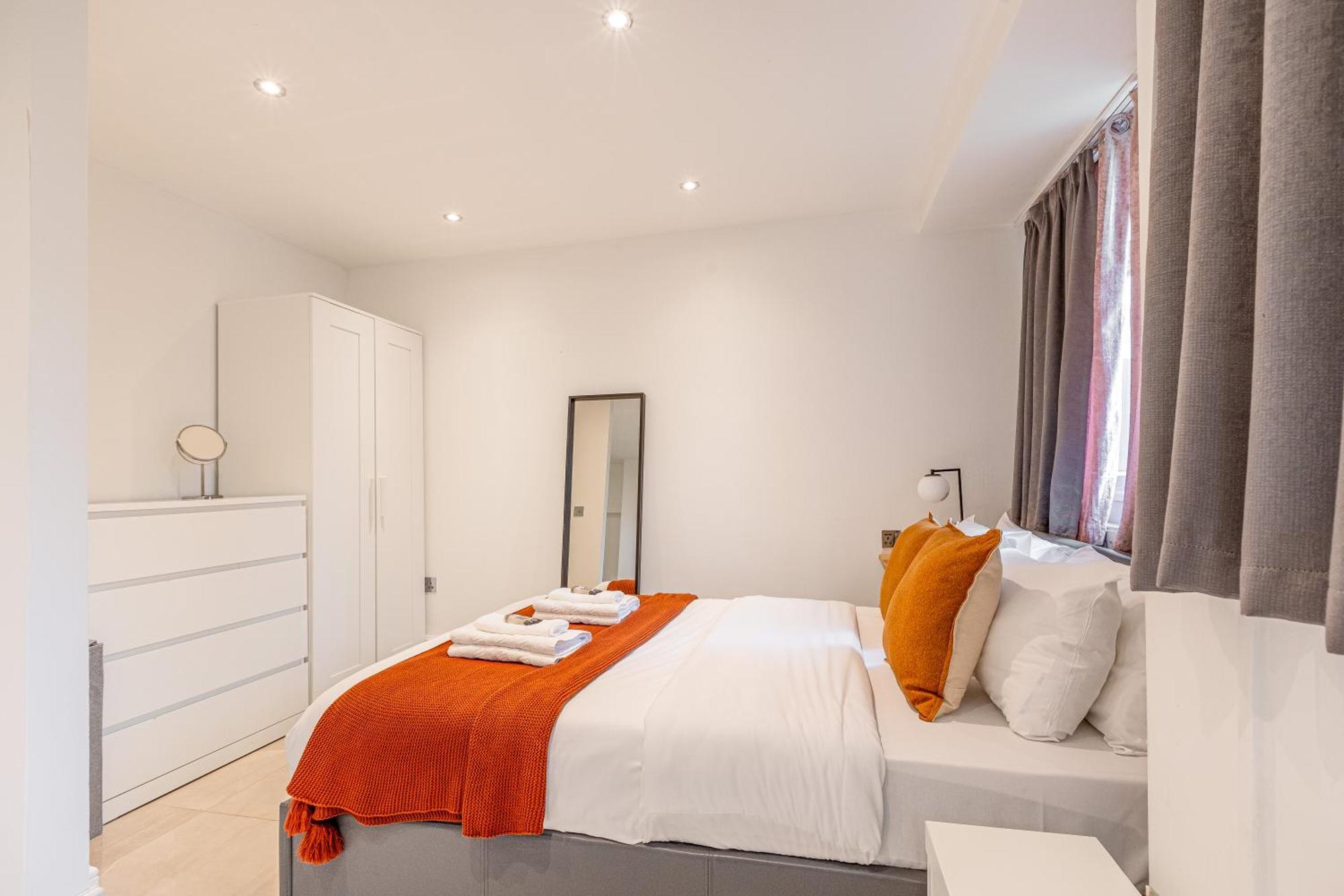 With Private Garden, 2min Tube Apartment London