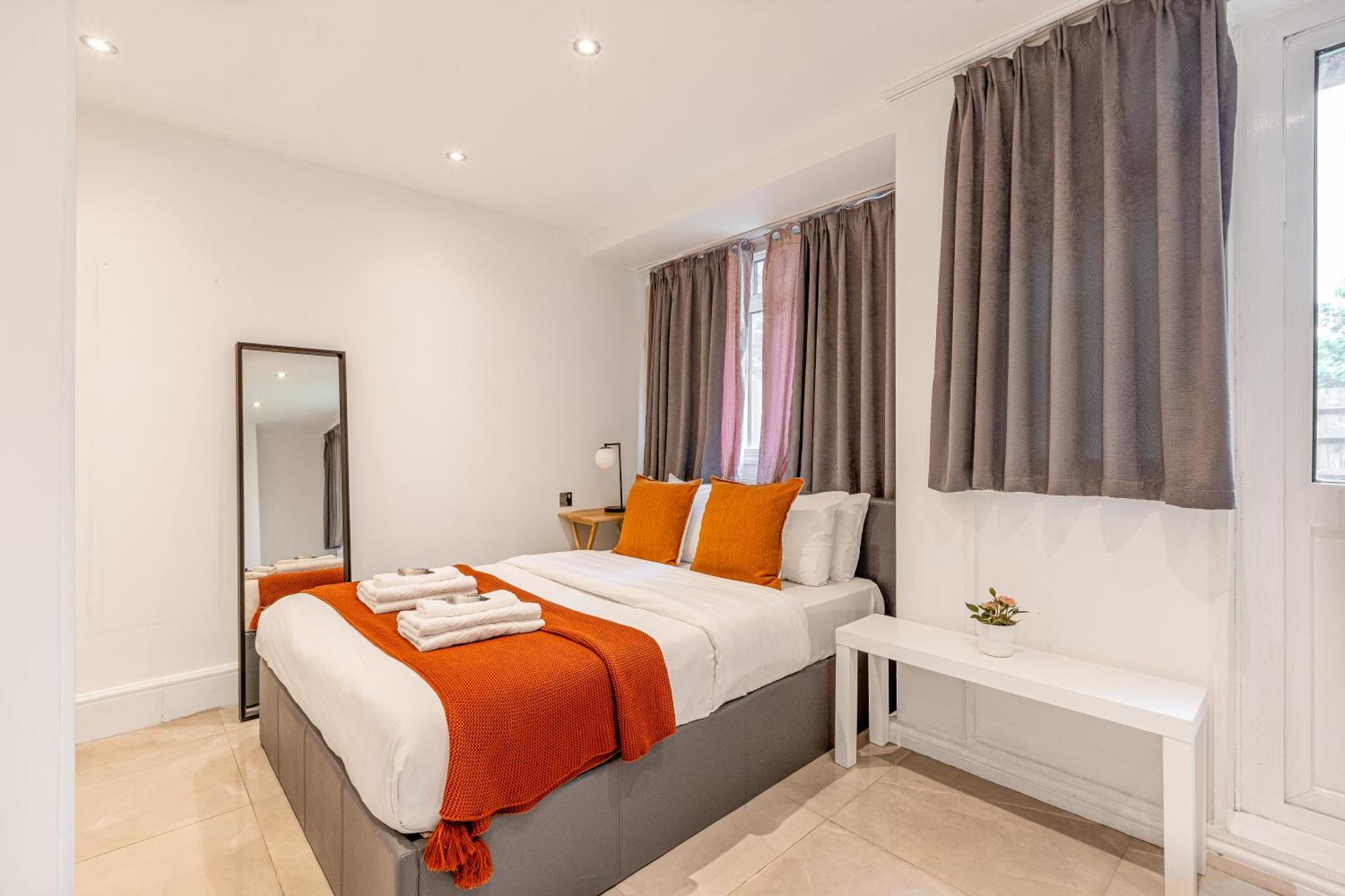 With Private Garden, 2min Tube Apartment