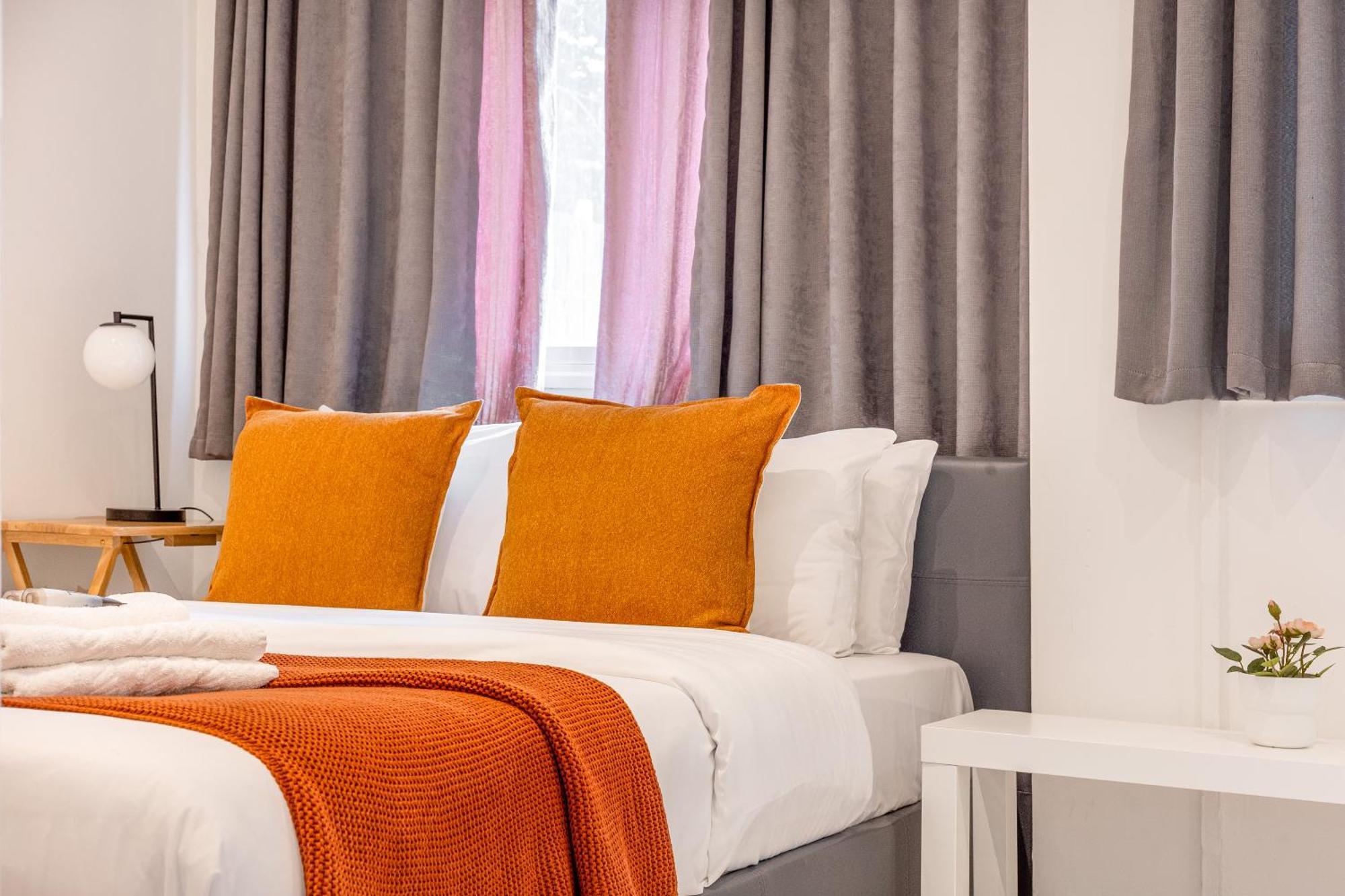 With Private Garden, 2min Tube Apartment *