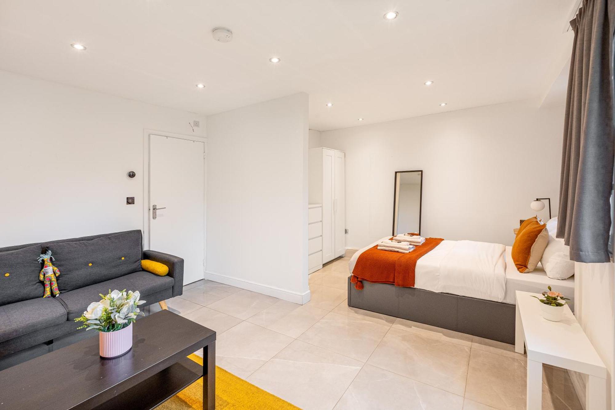 With Private Garden, 2min Tube Apartment