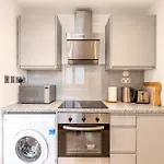 Central Studio With Private Garden, 2Min Tube