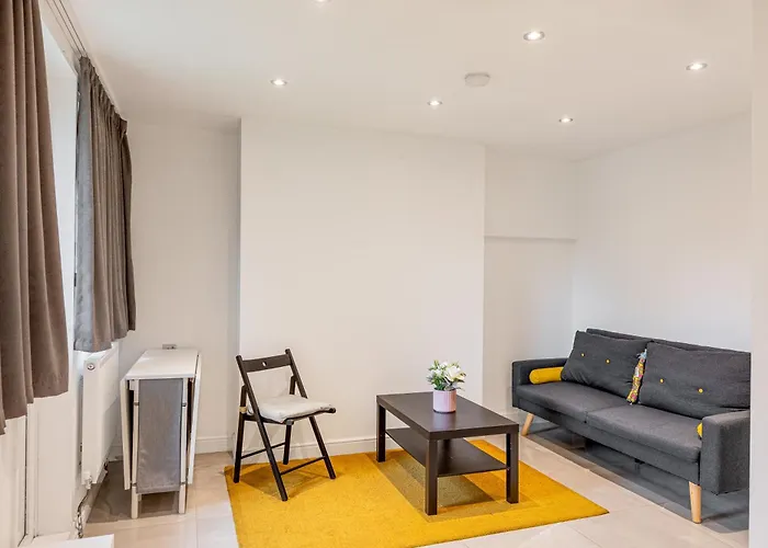 Central Studio With Private Garden, 2Min Tube