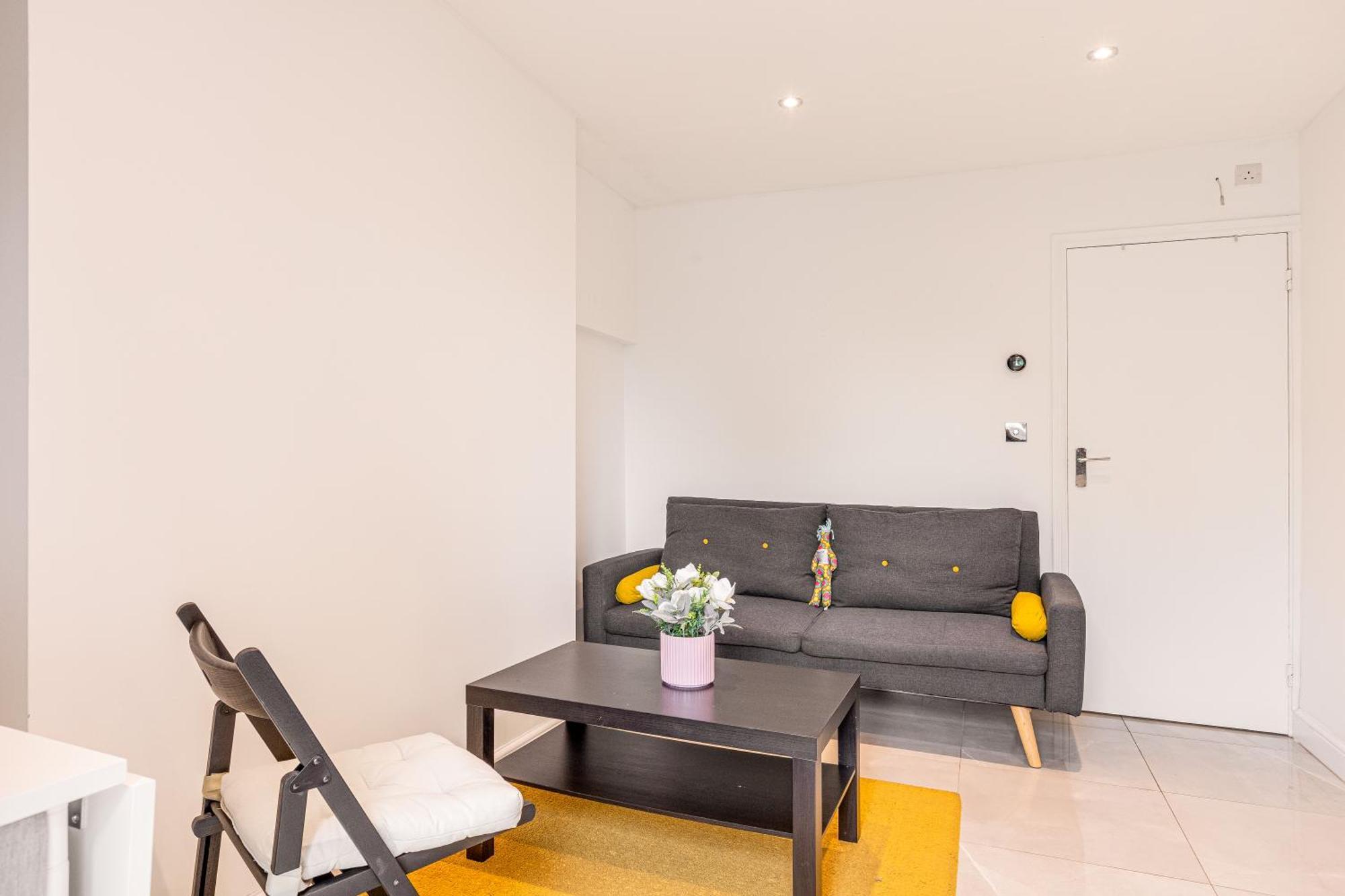 With Private Garden, 2min Tube Appartamento Londra