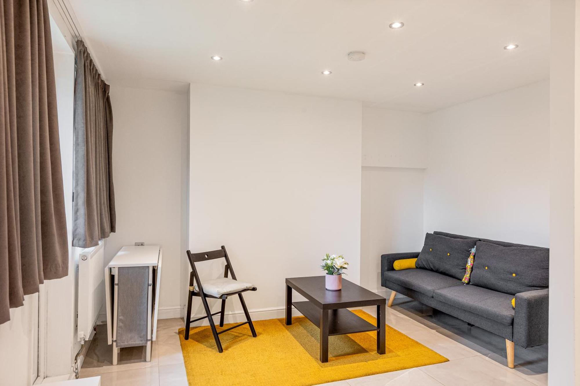With Private Garden, 2min Tube Appartamento Londra